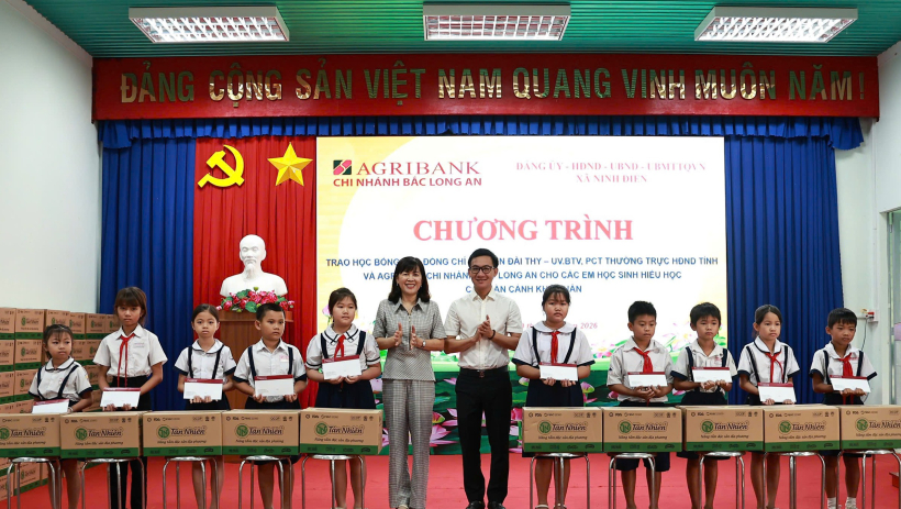Ph&oacute; Chủ tịch Thường trực HĐND tỉnh Nguyễn Đ&agrave;i Thy trao học bổng cho học sinh c&oacute; ho&agrave;n cảnh kh&oacute; khăn x&atilde; Ninh Điền