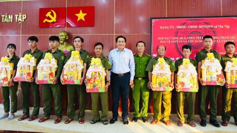 X&atilde; T&acirc;n Tập họp mặt, ch&uacute;c tết lực lượng bảo vệ an ninh trật tự cơ sở&nbsp;v&agrave; con nu&ocirc;i C&ocirc;ng an x&atilde;