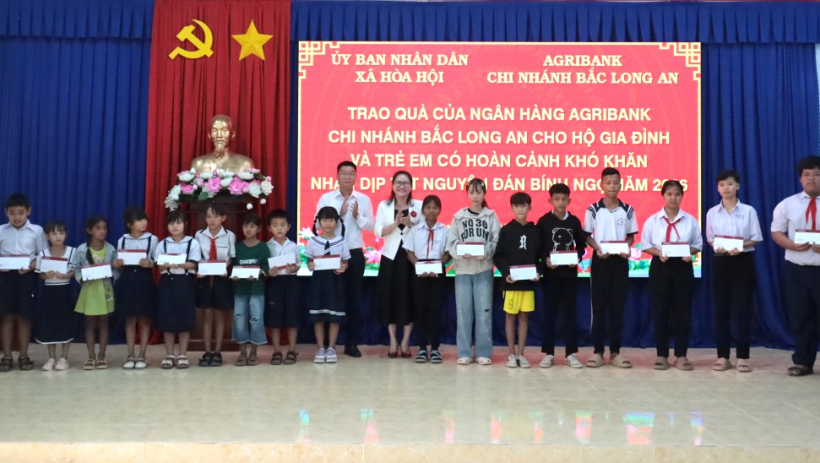 Ph&oacute; Trưởng ban Thường trực Ban Tuy&ecirc;n gi&aacute;o v&agrave; D&acirc;n vận Tỉnh ủy V&otilde; Trần Tuấn Thanh trao qu&agrave; tết tại x&atilde; H&ograve;a Hội