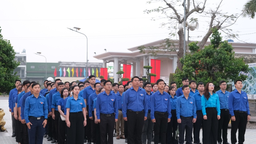 Đo&agrave;n đại biểu dự Đại hội Hội Li&ecirc;n hiệp Thanh ni&ecirc;n Việt Nam tỉnh viếng nghĩa trang liệt sĩ
