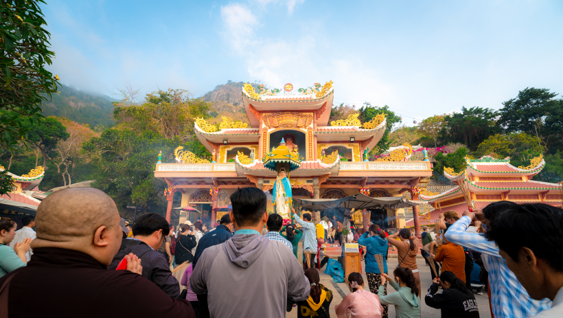 H&agrave;nh hương về 'miền đất th&aacute;nh'