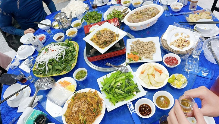 Tết 'ăn thả cửa' hay 'ăn t&iacute;nh calo'