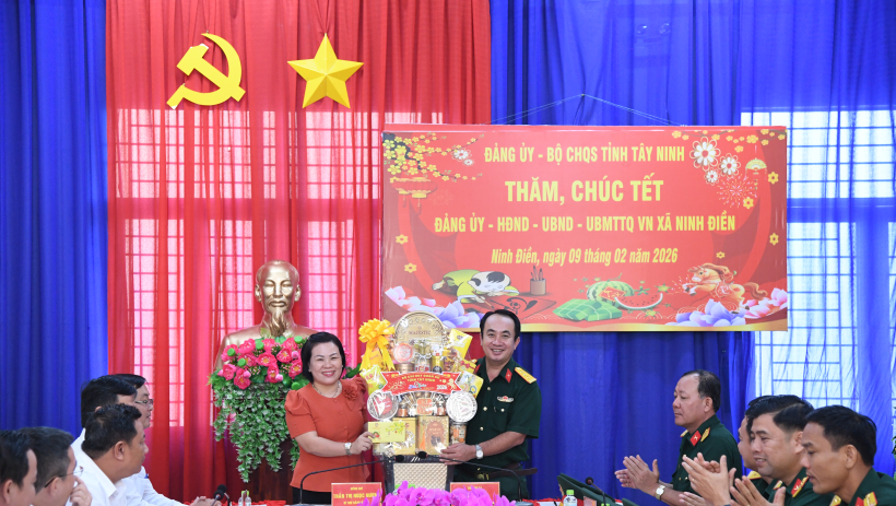 Bộ Chỉ huy Qu&acirc;n sự tỉnh T&acirc;y Ninh thăm, ch&uacute;c tết x&atilde; Ninh Điền