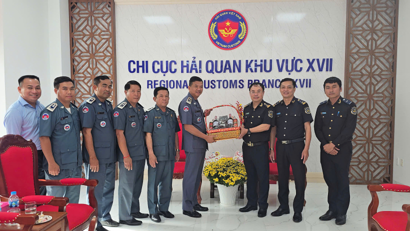 Hải quan Campuchia thăm, ch&uacute;c tết Chi cục Hải quan khu vực XVII