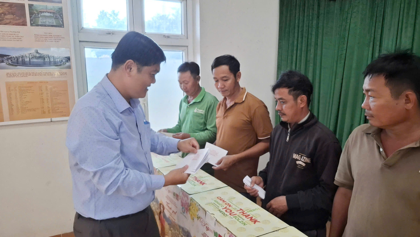 Trao 200 phần qu&agrave; tết cho người d&acirc;n bi&ecirc;n giới