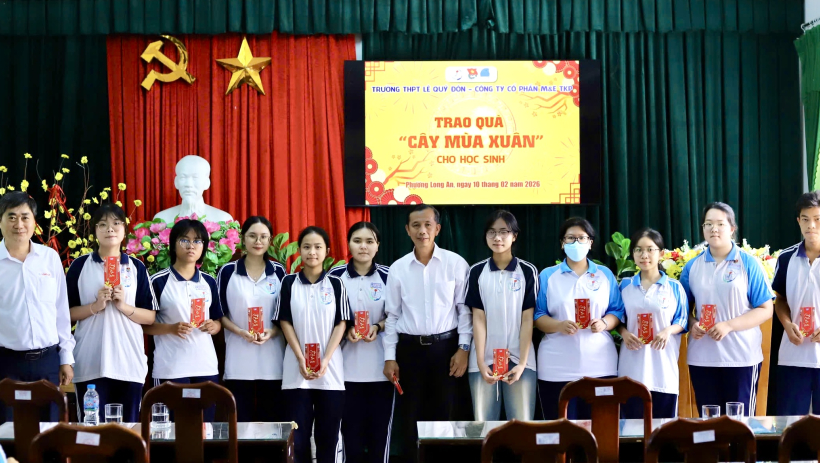 Trường THPT L&ecirc; Qu&yacute; Đ&ocirc;n trao qu&agrave; 'C&acirc;y m&ugrave;a xu&acirc;n' cho học sinh