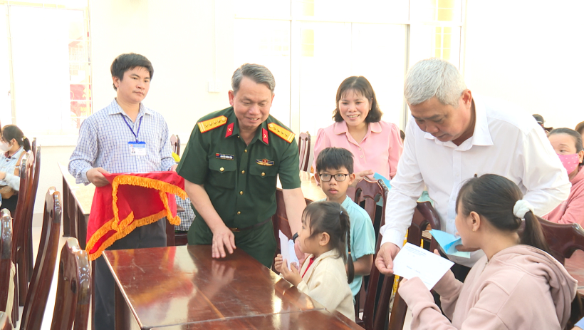 Chỉ huy trưởng Bộ Chỉ huy Qu&acirc;n sự tỉnh trao qu&agrave; tết cho trẻ em c&oacute; ho&agrave;n cảnh đặc biệt tại x&atilde; Tầm Vu