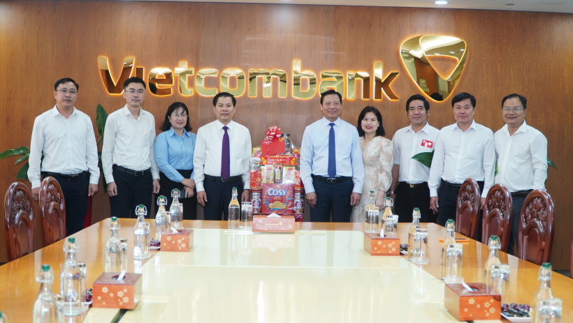 Ph&oacute; Chủ tịch UBND tỉnh Phạm Tấn H&ograve;a thăm, ch&uacute;c tết Vietcombank - Chi nh&aacute;nh TP.Hồ Ch&iacute; Minh