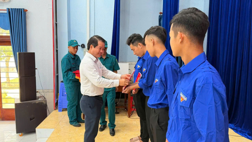 X&atilde; Vĩnh Hưng trao quyết định gọi c&ocirc;ng d&acirc;n nhập ngũ năm 2026