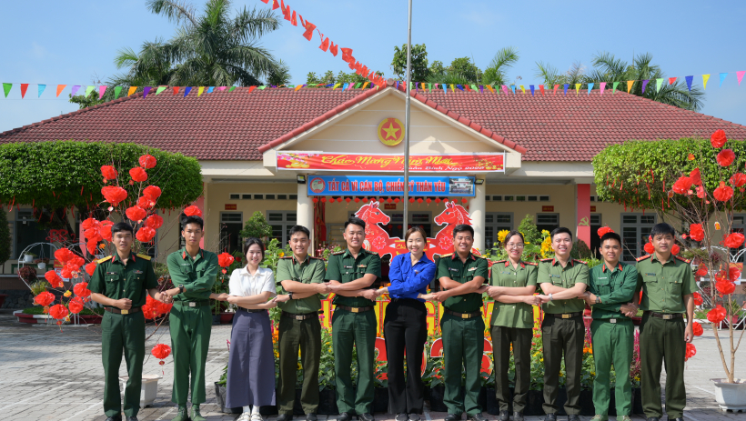 X&atilde; Bến Cầu: Thăm hỏi, tặng qu&agrave; lực lượng vũ trang dịp Xu&acirc;n B&iacute;nh Ngọ 