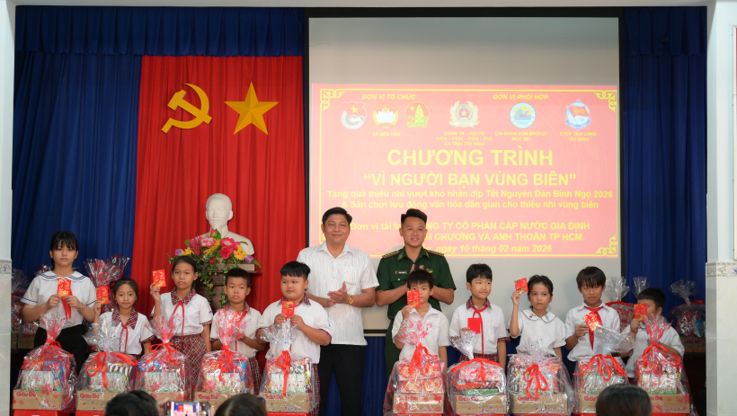 X&atilde; Bến Cầu: Trao qu&agrave;, kh&aacute;m bệnh, cấp thuốc miễn ph&iacute; cho người d&acirc;n