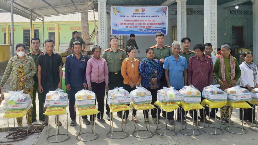 Trao qu&agrave; tết cho đồng b&agrave;o d&acirc;n tộc Khmer tại x&atilde; Ninh Điền