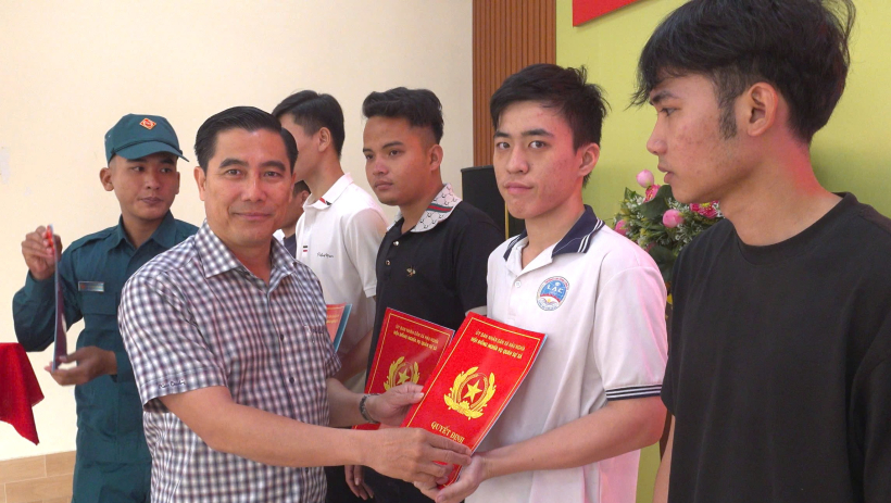 X&atilde; Hậu Nghĩa trao quyết định gọi c&ocirc;ng d&acirc;n nhập ngũ năm 2026