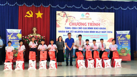 Đức Th&agrave;nh v&agrave; L&uacute;a V&agrave;ng Việt tiếp tục đồng h&agrave;nh c&ugrave;ng người d&acirc;n T&acirc;y Ninh đ&oacute;n Tết ấm no - Hơn 1.300 phần qu&agrave; tết được trao tặng