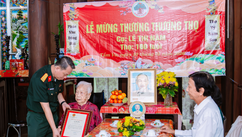 Thăm, ch&uacute;c mừng lễ thượng thượng thọ cụ L&ecirc; Thị Năm