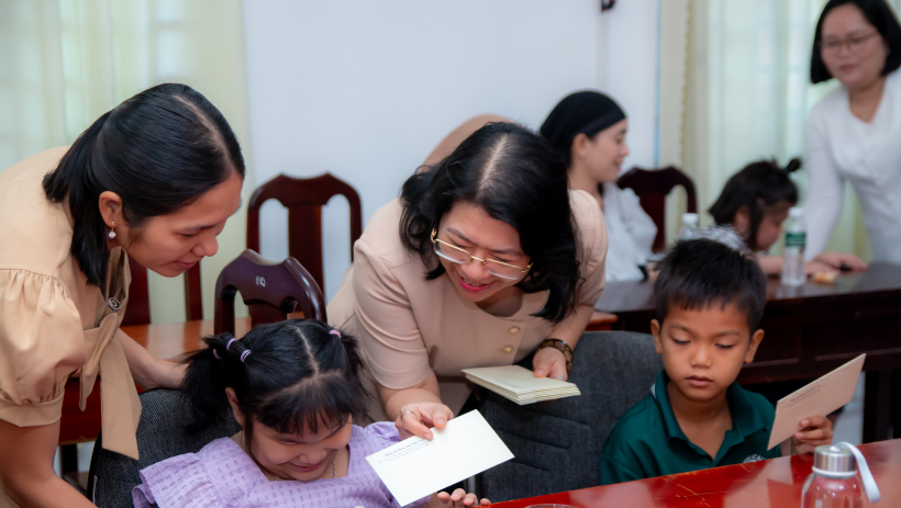 Tặng qu&agrave; tết&nbsp;cho c&aacute;c người mắc bệnh hiểm ngh&egrave;o, học sinh ngh&egrave;o tại x&atilde; T&acirc;n Th&agrave;nh