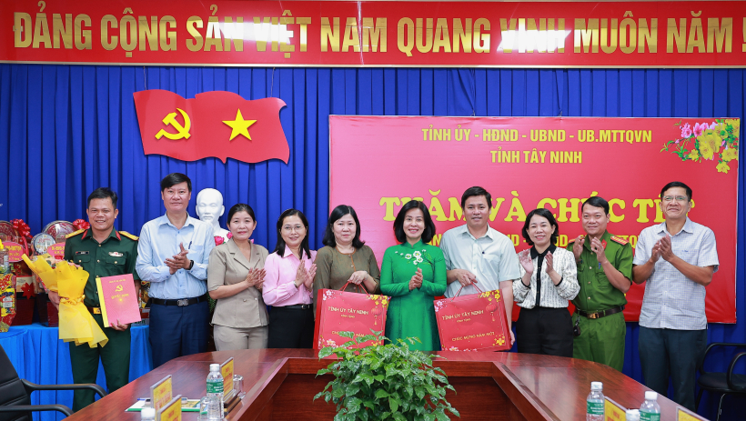 Trưởng ban Tuy&ecirc;n gi&aacute;o v&agrave; D&acirc;n vận Tỉnh ủy Nguyễn Thị Xu&acirc;n Hương thăm, ch&uacute;c tết tại x&atilde; T&acirc;n Ph&uacute; 