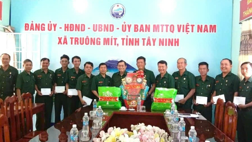 Hội Cựu chiến binh tỉnh thăm, ch&uacute;c tết v&agrave; tặng qu&agrave; Hội Cựu chiến binh Cụm thi đua số 7