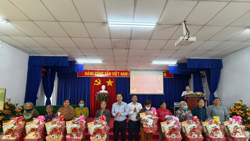 C&ocirc;ng ty TNHH Dệt may Trung Quy trao 100 phần qu&agrave; cho hộ ngh&egrave;o v&agrave; cận ngh&egrave;o tr&ecirc;n địa b&agrave;n x&atilde; H&ograve;a Kh&aacute;nh 