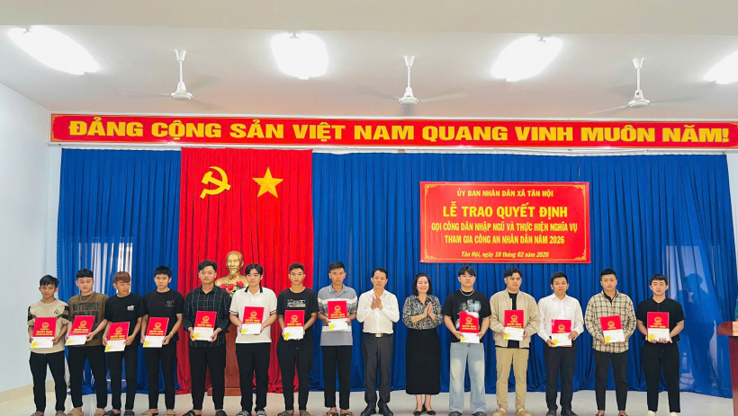 X&atilde; T&acirc;n Hội trao quyết định gọi c&ocirc;ng d&acirc;n nhập ngũ năm 2026