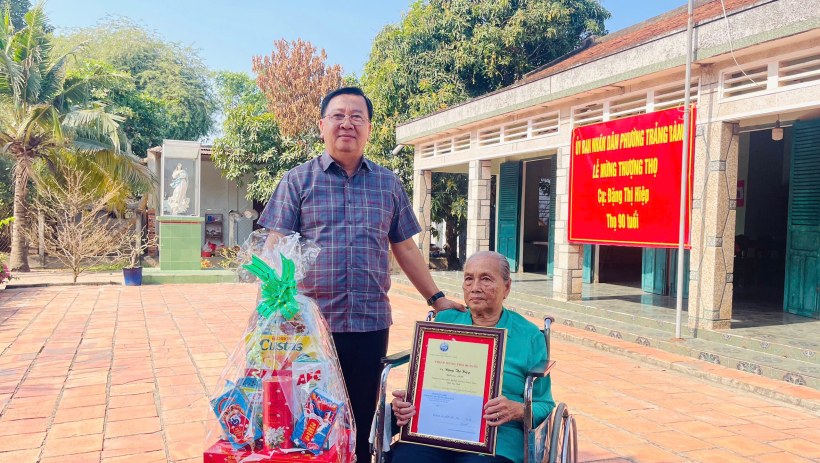 L&atilde;nh đạo phường Trảng B&agrave;ng thăm, ch&uacute;c tết, tặng qu&agrave; gia đ&igrave;nh ch&iacute;nh s&aacute;ch, người cao tuổi, người gi&agrave; neo đơn