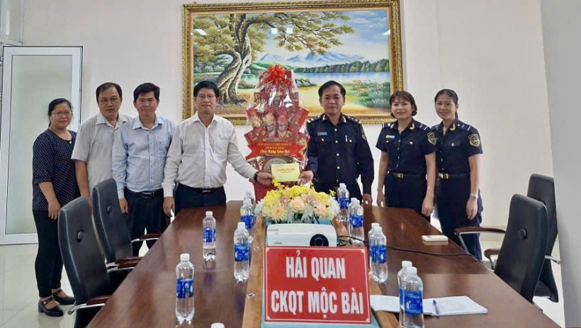 Ban Quản l&yacute; Khu kinh tế tỉnh T&acirc;y Ninh thăm, động vi&ecirc;n c&aacute;c lực lượng l&agrave;m nhiệm vụ tại tuyến bi&ecirc;n giới