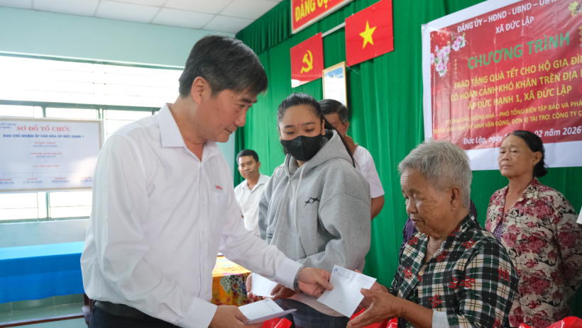 Đo&agrave;n cơ sở B&aacute;o v&agrave; ph&aacute;t thanh, truyền h&igrave;nh T&acirc;y Ninh trao qu&agrave; tết tại x&atilde; Đức Lập