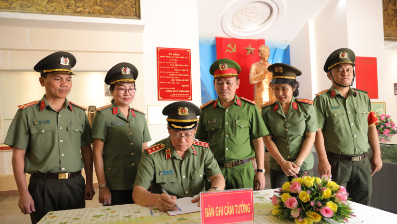 Thượng tướng L&ecirc; Tấn Tới d&acirc;ng hương c&aacute;c anh h&ugrave;ng liệt sĩ tại T&acirc;y Ninh