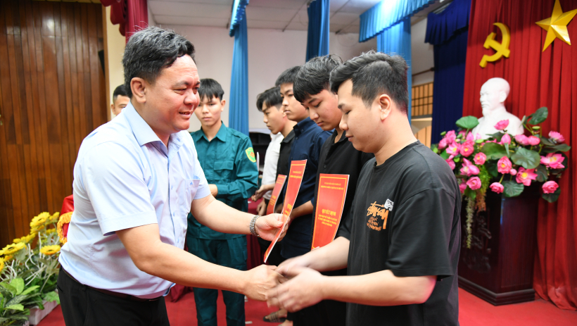 T&acirc;y Ninh: Trao quyết định gọi c&ocirc;ng d&acirc;n nhập ngũ v&agrave; thực hiện nghĩa vụ tham gia C&ocirc;ng an Nh&acirc;n d&acirc;n năm 2026