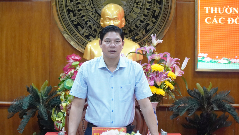 Đảng ủy x&atilde; Cần Giuộc họp mặt, ch&uacute;c tết nguy&ecirc;n l&atilde;nh đạo x&atilde; qua c&aacute;c thời kỳ