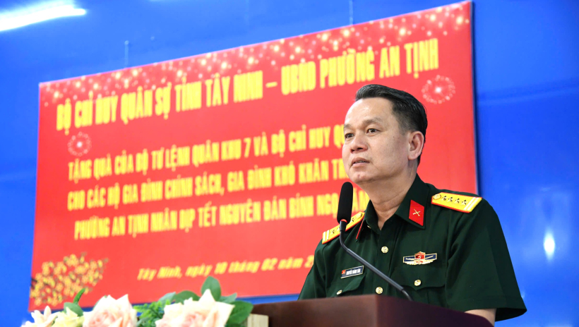 Bộ Chỉ huy Qu&acirc;n sự tỉnh T&acirc;y Ninh trao qu&agrave; tết tại phường An Tịnh