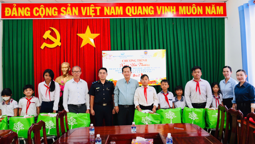 X&atilde; T&acirc;n Tập tặng qu&agrave; tết cho học sinh ngh&egrave;o, hộ c&oacute; ho&agrave;n cảnh kh&oacute; khăn 