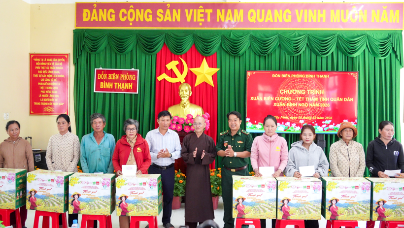 Đồn Bi&ecirc;n ph&ograve;ng B&igrave;nh Thạnh tổ chức chương tr&igrave;nh 'Xu&acirc;n bi&ecirc;n cương &ndash; Tết thắm t&igrave;nh qu&acirc;n d&acirc;n'