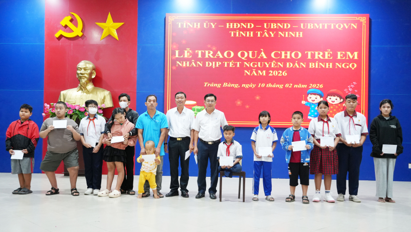 Phường Trảng B&agrave;ng: Tặng qu&agrave; cho gia đ&igrave;nh ch&iacute;nh s&aacute;ch, trẻ em khuyết tật, hộ c&oacute; ho&agrave;n cảnh kh&oacute; khăn