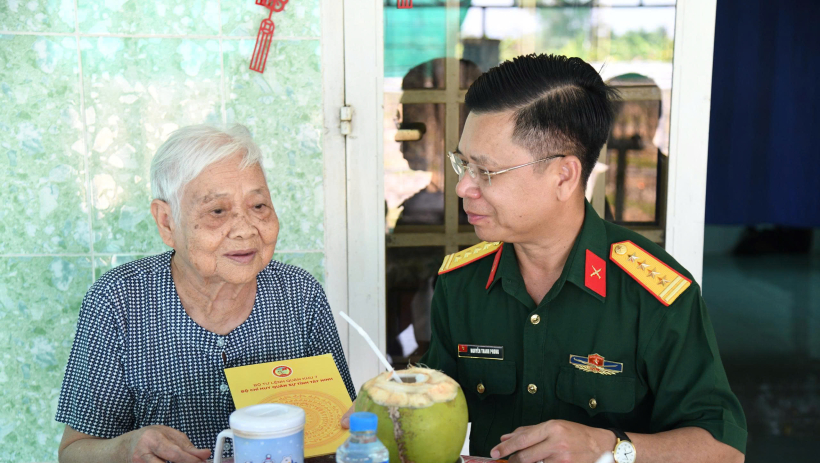 Bộ Chỉ huy Qu&acirc;n sự tỉnh tri &acirc;n c&aacute;c B&agrave; mẹ Việt Nam Anh h&ugrave;ng