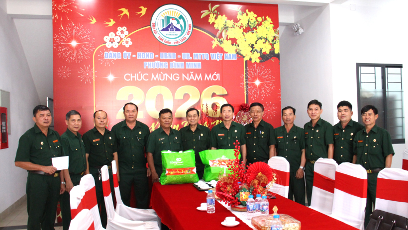 UBMTTQ Việt Nam tỉnh tặng qu&agrave; tết tại phường B&igrave;nh Minh