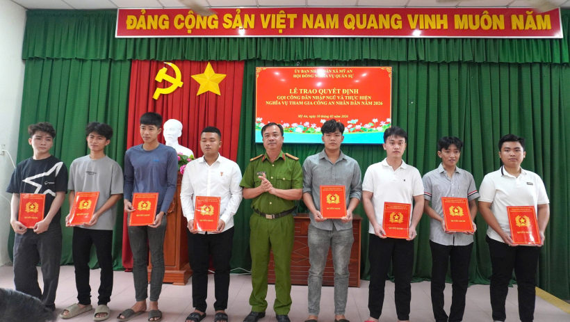 X&atilde; Mỹ An trao lệnh gọi nhập ngũ cho 58 c&ocirc;ng d&acirc;n