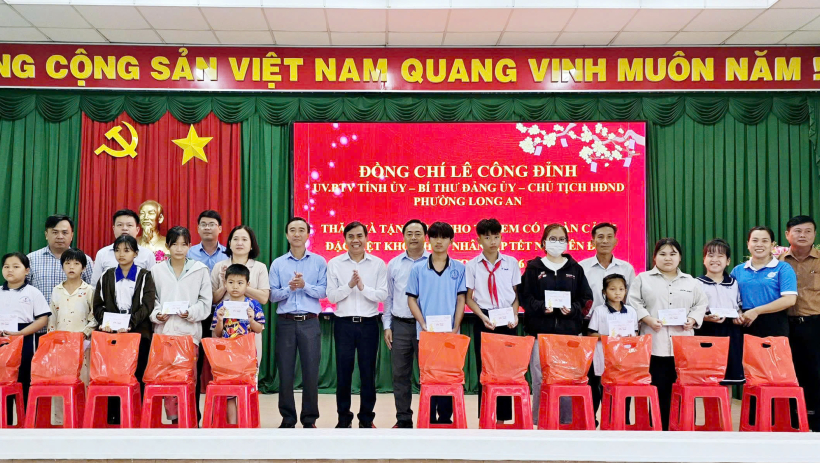B&iacute; thư Đảng ủy Phường Long An L&ecirc; C&ocirc;ng Đỉnh trao tặng qu&agrave; tết cho trẻ em kh&oacute; khăn tại x&atilde; Tuy&ecirc;n Thạnh
