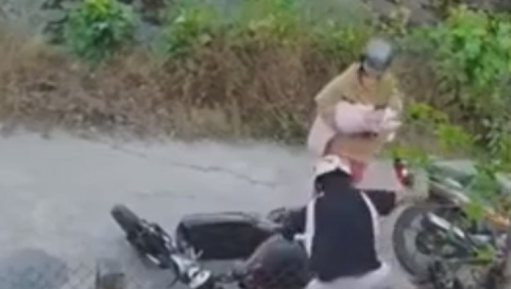 X&aacute;c minh vụ học sinh lớp 9 bị đ&aacute;nh sau va chạm giao th&ocirc;ng