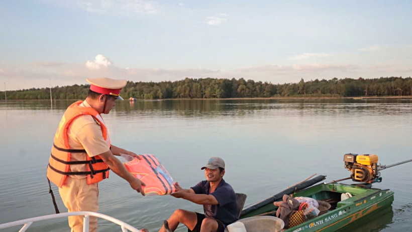 Bảo đảm giao th&ocirc;ng đường thuỷ an to&agrave;n, phục vụ Nh&acirc;n d&acirc;n đi lại dịp tết