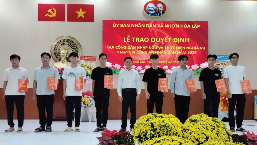 X&atilde; Nhơn H&ograve;a Lập trao lệnh gọi nhập ngũ cho 29 c&ocirc;ng d&acirc;n