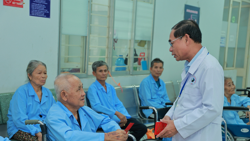 Bệnh viện Y dược cổ truyền T&acirc;y Ninh tặng qu&agrave; tết cho người bệnh