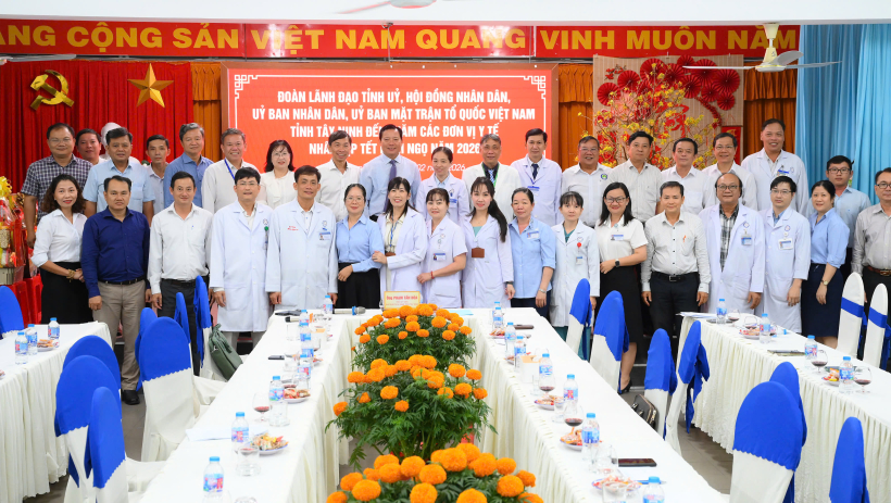 Ph&oacute; Chủ tịch UBND tỉnh Phạm Tấn H&ograve;a thăm, ch&uacute;c tết c&aacute;n bộ, y b&aacute;c sĩ bệnh viện tuyến tỉnh
