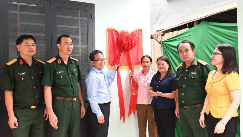 B&agrave;n giao 20 căn nh&agrave; Điểm d&acirc;n cư liền kề chốt d&acirc;n qu&acirc;n bi&ecirc;n giới 