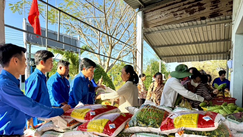 Xu&acirc;n th&ecirc;m ấm từ việc l&agrave;m nghĩa t&igrave;nh của tuổi trẻ
