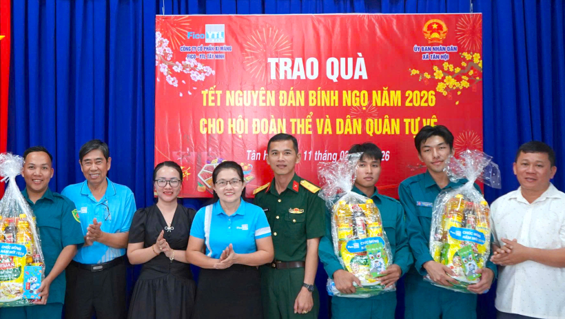 C&ocirc;ng ty Cổ phần Xi măng Fico T&acirc;y Ninh: Tặng 150 phần qu&agrave; tết v&agrave; 1.000 bao xi măng tại x&atilde; T&acirc;n Lập v&agrave; T&acirc;n Hội