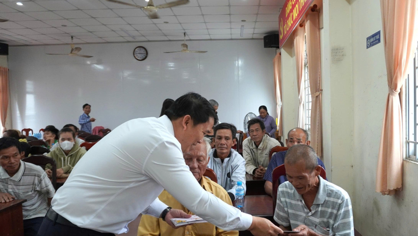 X&atilde; Mỹ An trao qu&agrave; tết của B&iacute; thư Tỉnh ủy cho gia đ&igrave;nh ch&iacute;nh s&aacute;ch, hộ kh&oacute; khăn