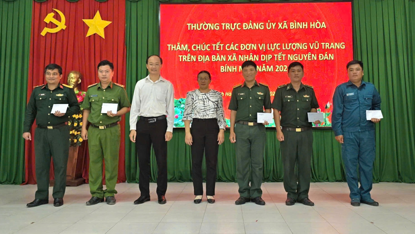 Thường trực Đảng ủy x&atilde; B&igrave;nh H&ograve;a thăm, ch&uacute;c tết c&aacute;c đơn vị lực lượng vũ trang tr&ecirc;n địa b&agrave;n