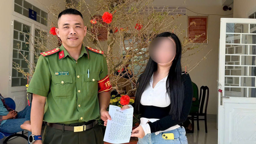 C&ocirc;ng an x&atilde; T&acirc;n Ph&uacute; gi&uacute;p người d&acirc;n nhận lại 15 triệu đồng chuyển khoản nhầm