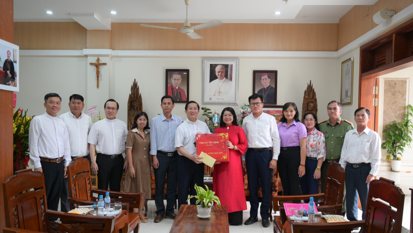 Đo&agrave;n c&ocirc;ng t&aacute;c tỉnh T&acirc;y Ninh thăm, ch&uacute;c tết Gi&aacute;m mục Gi&aacute;o phận Ph&uacute; Cường 